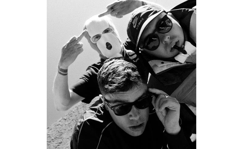 Kneecap lança novo single, “No Comment”, com participação do DJ e produtor Sub Focus