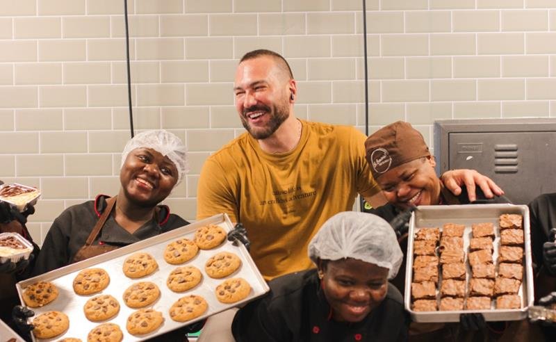 Max Fama e Pop School celebram parceria com a Eh Brownie! em café da manhã especial