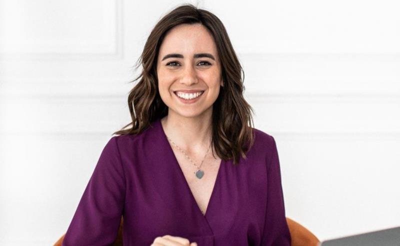 Conheça Letícia Pacheco, a mestra que transforma comunicação em liderança e inspira uma nova geração de líderes protagonistas