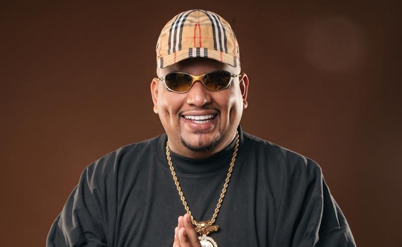 MC Leozinho ZS transforma vivências da periferia em manifesto de superação no álbum “Na Contra Mão”