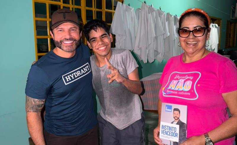 Zé Henrique faz visita surpresa e realiza sonho do pequeno Gabriel em Arenápolis